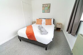 Comfortable 3-bed, 2-bath Basingstoke Stay