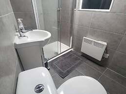 Comfortable 3-bed, 2-bath Basingstoke Stay