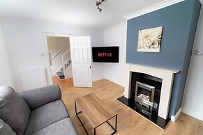Comfortable 3-bed, 2-bath Basingstoke Stay