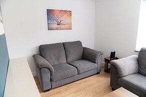 Comfortable 3-bed, 2-bath Basingstoke Stay