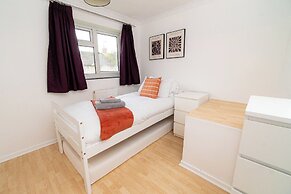 Comfortable 3-bed, 2-bath Basingstoke Stay