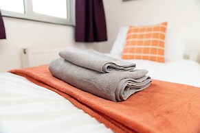 Comfortable 3-bed, 2-bath Basingstoke Stay