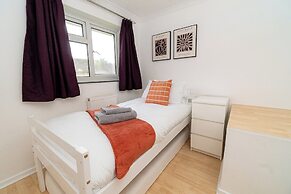 Comfortable 3-bed, 2-bath Basingstoke Stay