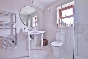 Modern 5-bed Retreat With Parking