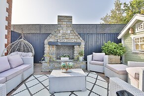 Modern 5-bed Retreat With Parking