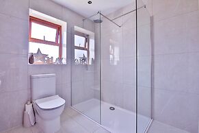 Modern 5-bed Retreat With Parking