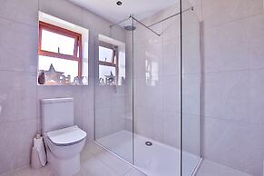 Modern 5-bed Retreat With Parking