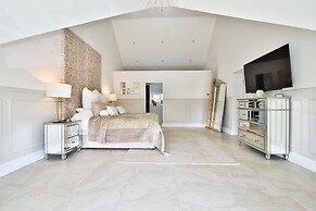 Modern 5-bed Retreat With Parking