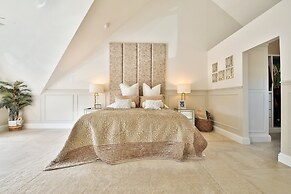 Modern 5-bed Retreat With Parking