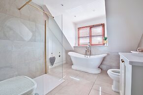 Modern 5-bed Retreat With Parking