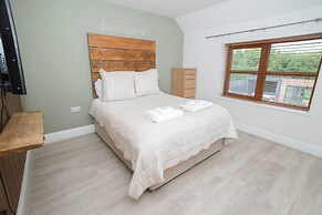 Modern 5-bed Retreat With Parking