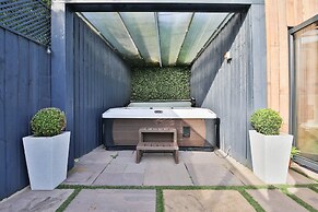 Modern 5-bed Retreat With Parking