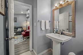 6 Mi to Kyle Field! Pet-friendly Getaway w/ Yard