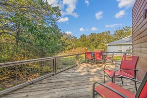 6 Mi to Kyle Field! Pet-friendly Getaway w/ Yard