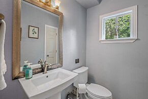 6 Mi to Kyle Field! Pet-friendly Getaway w/ Yard