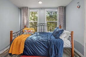 6 Mi to Kyle Field! Pet-friendly Getaway w/ Yard