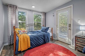 6 Mi to Kyle Field! Pet-friendly Getaway w/ Yard