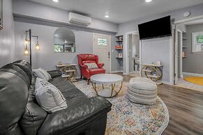 6 Mi to Kyle Field! Pet-friendly Getaway w/ Yard