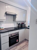 Stylish 1 Bed Flat Lakeside Shopping Mall