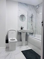 Stylish 1 Bed Flat Lakeside Shopping Mall