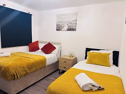 Stylish 1 Bed Flat Lakeside Shopping Mall