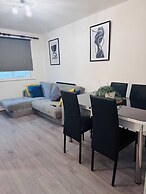 Stylish 1 Bed Flat Lakeside Shopping Mall