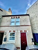 2 Bed House - Sleeps 4 - Parking - Wifi