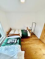 2 Bed House - Sleeps 4 - Parking - Wifi