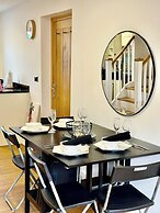 2 Bed House - Sleeps 4 - Parking - Wifi