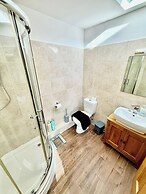 2 Bed House - Sleeps 4 - Parking - Wifi