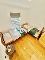 2 Bed House - Sleeps 4 - Parking - Wifi