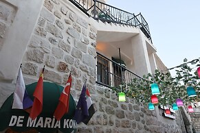 DE MARİA KONAĞI