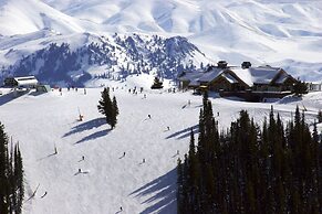 Atelier Alpine - Modern 2BD Condo W/baldy Views