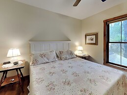 Buzzy Bee Lodge