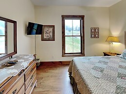 Buzzy Bee Lodge