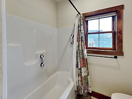 Buzzy Bee Lodge