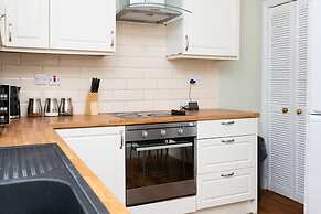 2bed Upper Cottage Flat-on Street Parking