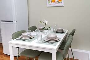 2bed Upper Cottage Flat-on Street Parking
