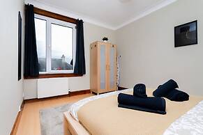 2bed Upper Cottage Flat-on Street Parking