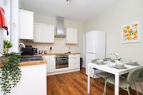 2bed Upper Cottage Flat-on Street Parking