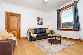 2bed Upper Cottage Flat-on Street Parking