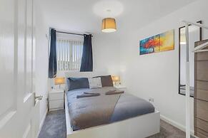 Spacious 4 Bedroom House With Parking