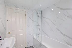 Spacious 4 Bedroom House With Parking