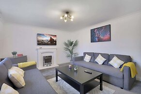 Spacious 4 Bedroom House With Parking