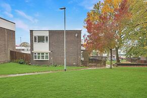 Spacious 4 Bedroom House With Parking