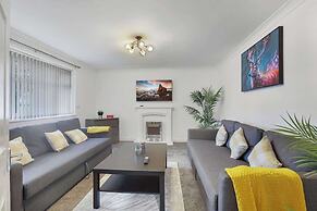 Spacious 4 Bedroom House With Parking