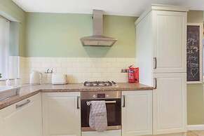 Spacious 4 Bedroom House With Parking