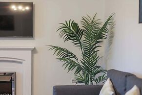 Spacious 4 Bedroom House With Parking