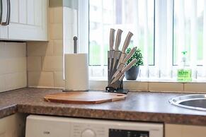 Spacious 4 Bedroom House With Parking