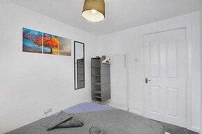 Spacious 4 Bedroom House With Parking